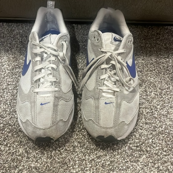 Nike tennis shoes. Size 8 - Picture 2 of 4
